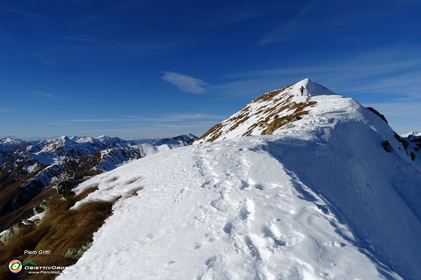 62 Sulla ripida cresta innevata di salita al Valegino con vista ad ovest.JPG -                                